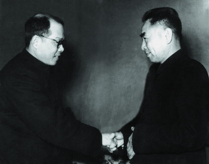 周恩來與湯元炳親切握手
