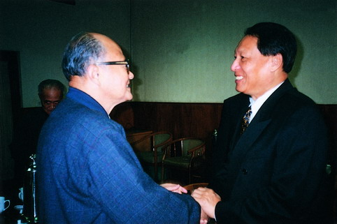 成思危看望省委會機關工作人員